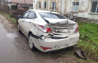 В Тверской области пожилой водитель протаранил припаркованный автомобиль В Тверской области пожилой водитель протаранил припаркованный автомобиль