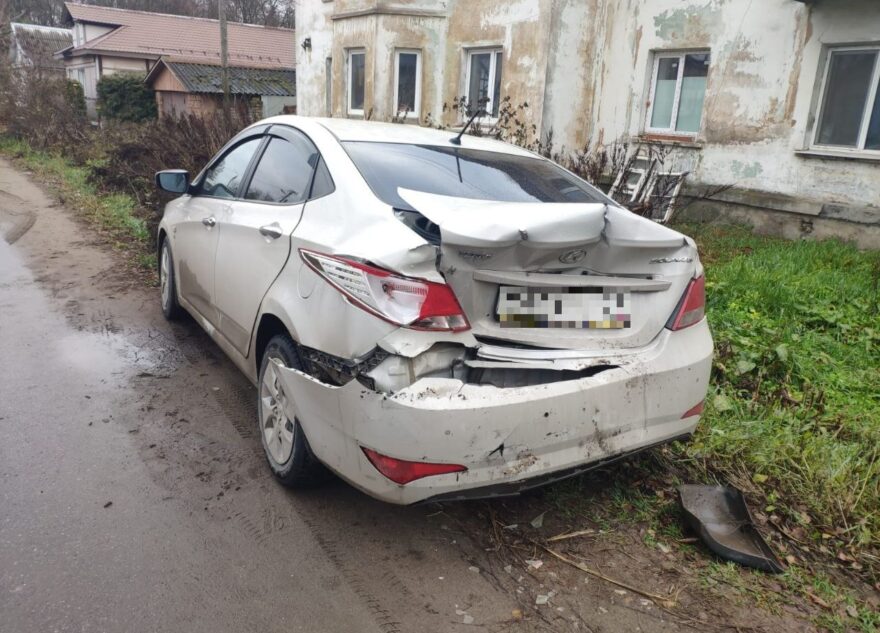 В Тверской области пожилой водитель протаранил припаркованный автомобиль В Тверской области пожилой водитель протаранил припаркованный автомобиль