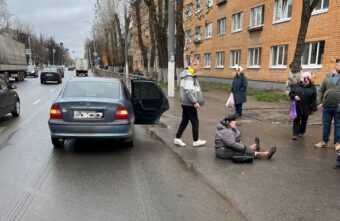 Пожилая женщина попала под колёса машины в Твери Пожилая женщина попала под колёса машины в Твери