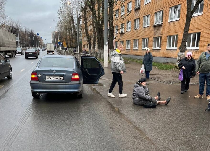 Пожилая женщина попала под колёса машины в Твери