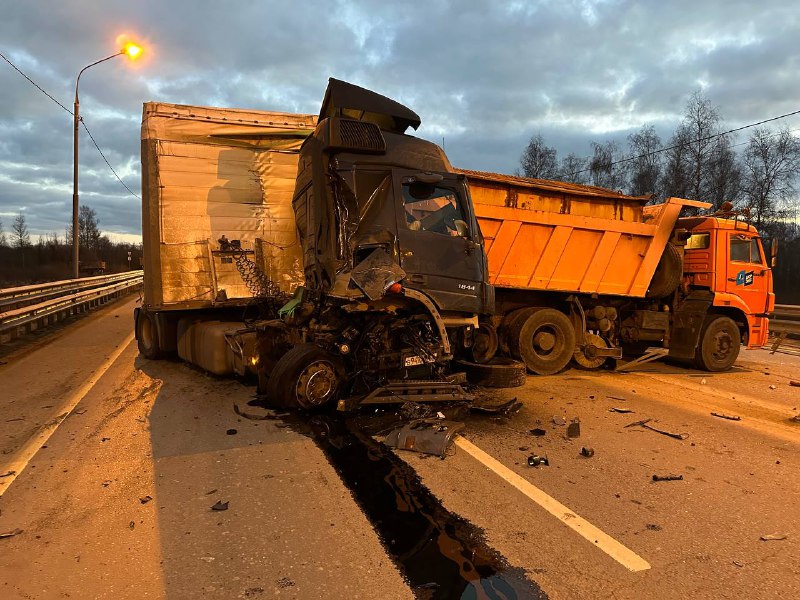 В Тверской области погиб водитель фуры, которая протаранила КамАЗ