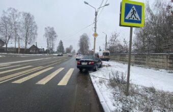 Водитель "Ниссана" сбил женщину на пешеходном переходе в Твери