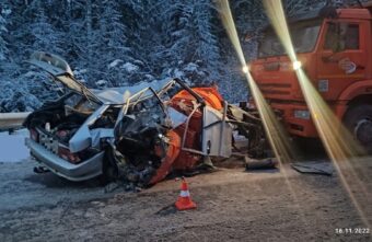 Женщина погибла в лобовом столкновении ВАЗа и КамАЗа в Тверской области