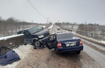 УАЗ повис на мосту после столкновения с "Ладой" в Тверской области УАЗ повис на мосту после столкновения с "Ладой" в Тверской области