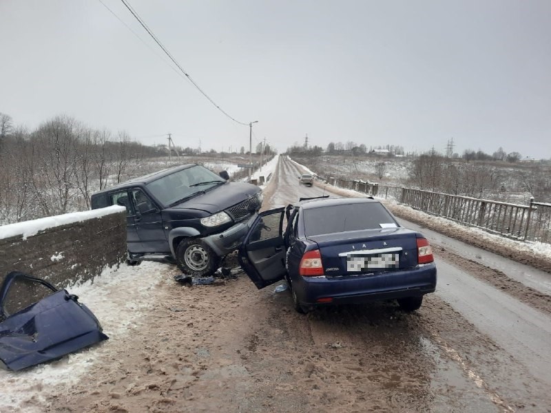 УАЗ повис на мосту после столкновения с "Ладой" в Тверской области
