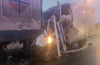 Водитель ГАЗели получил множественные травмы в столкновении с фурой в Тверской области