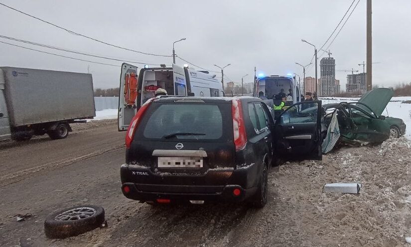 Три человека пострадали в столкновении "Тойоты" и "Ниссана" в Твери Три человека пострадали в столкновении "Тойоты" и "Ниссана" в Твери