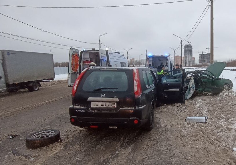 Три человека пострадали в столкновении "Тойоты" и "Ниссана" в Твери Три человека пострадали в столкновении "Тойоты" и "Ниссана" в Твери