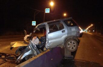 Водитель "Сузуки" скончался после наезда на ограждение в Тверской области