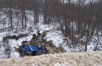 Иномарка оказалась в ручье, "вылетев" в кювет в Тверской области Иномарка оказалась в ручье, "вылетев" в кювет в Тверской области