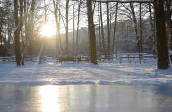 В Твери начали заливать любимые горожанами катки  