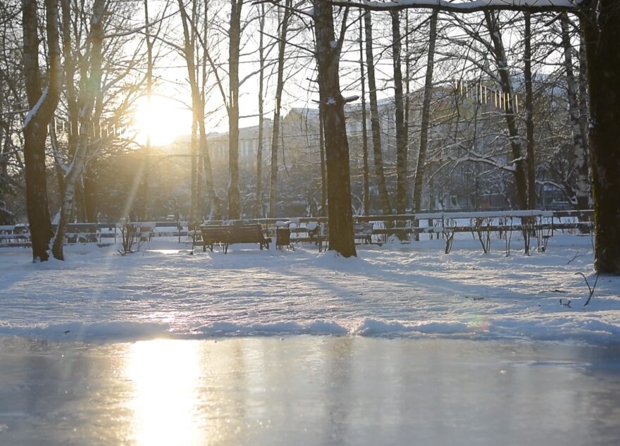 В Твери начали заливать любимые горожанами катки  