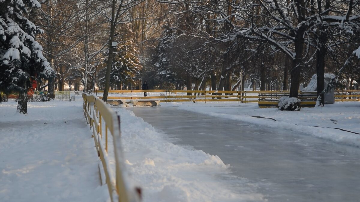 В Твери начали заливать любимые горожанами катки  