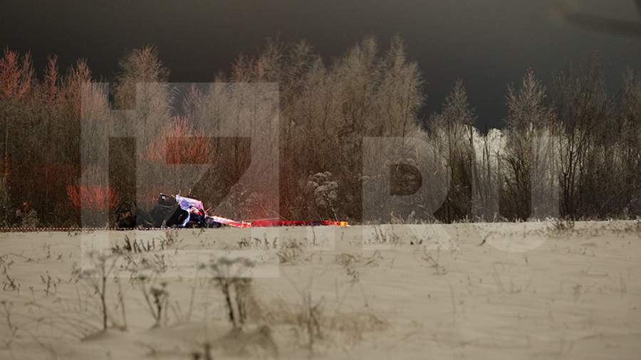 Появились фото и видео с места крушения вертолета Robinson в Тверской области