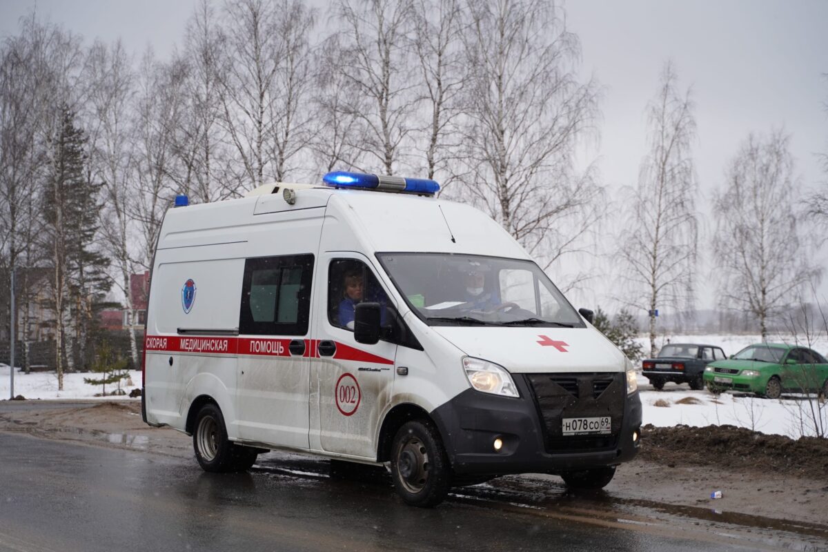 В Твери мужчина провалился в яму в асфальте | ТОП Тверь новости