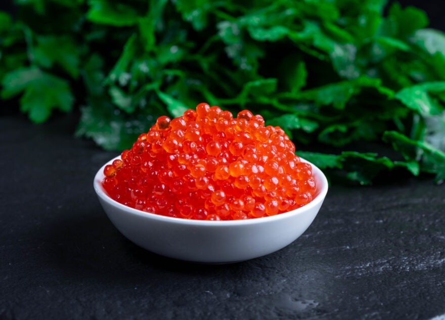 Жителям Тверской области рассказали, как правильно выбирать и хранить икру