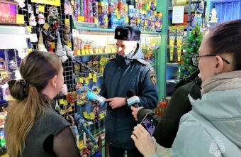 В Тверской области проверили точки продажи фейерверков В Тверской области проверили точки продажи фейерверков