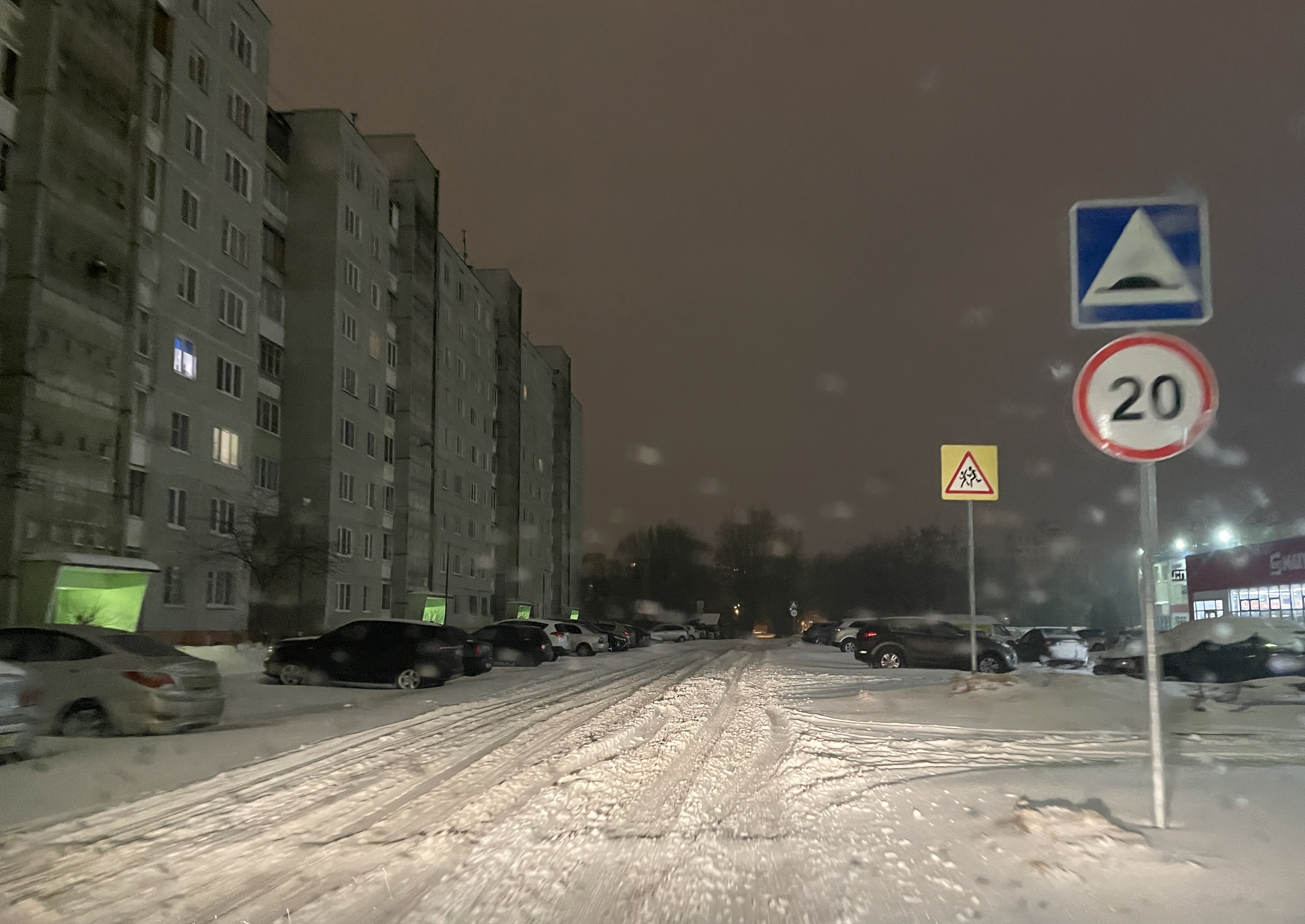 Дороги Твери занесло снегом