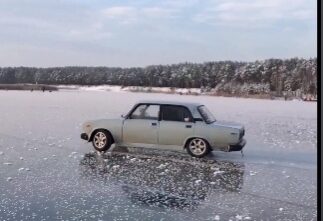 Под Тверью легковушка проверила на прочность лед карьера
