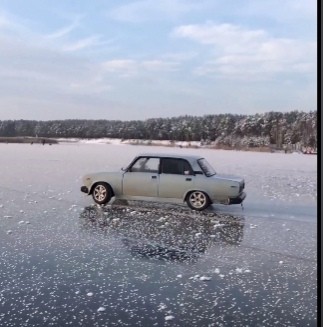 Под Тверью легковушка проверила на прочность лед карьера