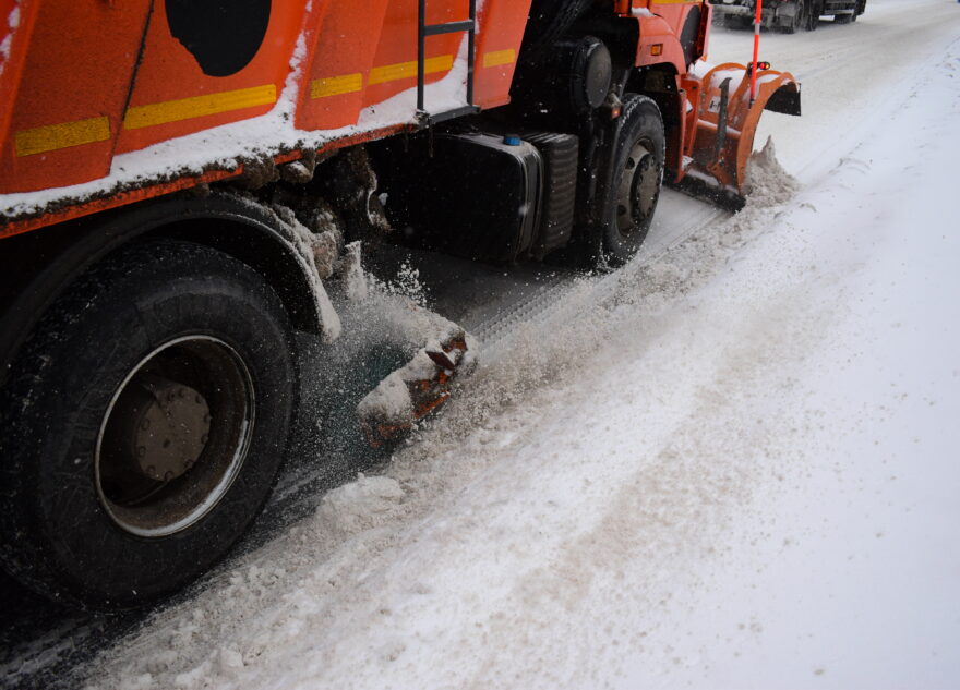 Сильный снегопад заставил усилить работу по уборке снега в Твери