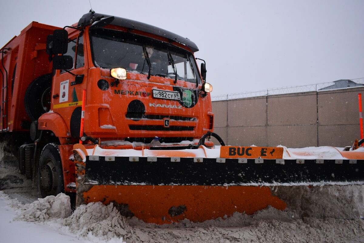 Сильный снегопад заставил усилить работу по уборке снега в Твери
