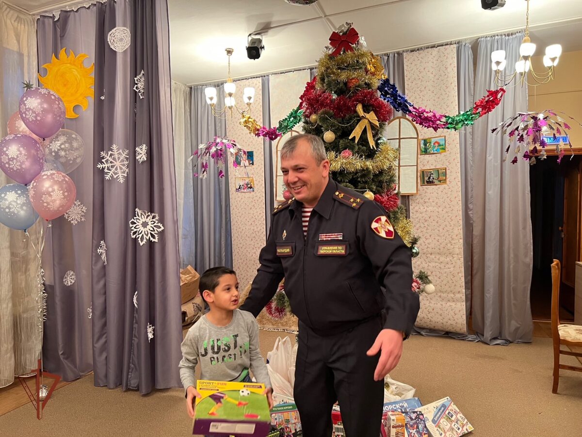 Росгвардейцы поздравили ребят тверского социально-реабилитационного центра с Новым годом