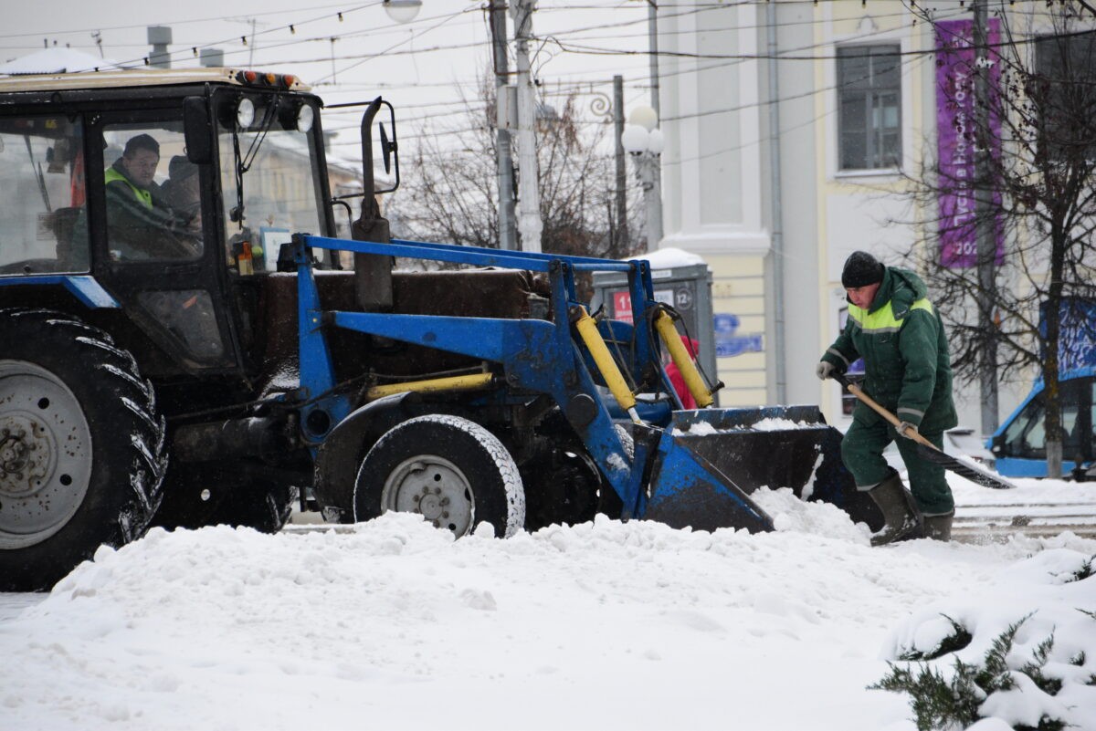 Сильный снегопад заставил усилить работу по уборке снега в Твери