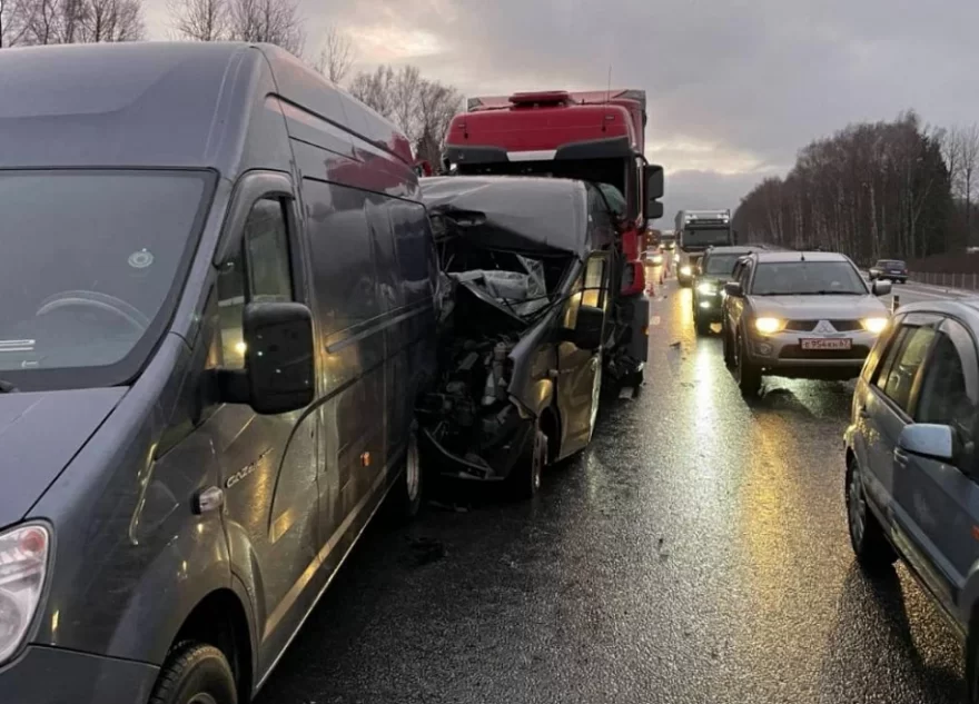 Двое погибли, шестеро пострадали: в страшное ДТП попал автобус Смоленск – Тверь