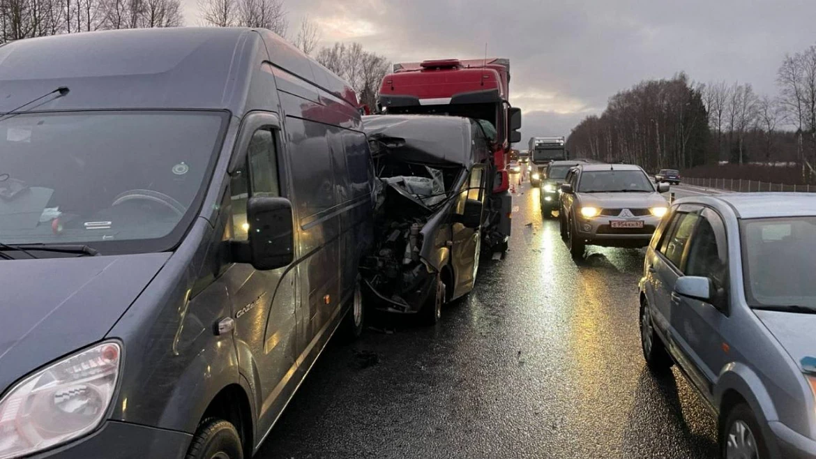 Двое погибли, шестеро пострадали: в страшное ДТП попал автобус Смоленск – Тверь