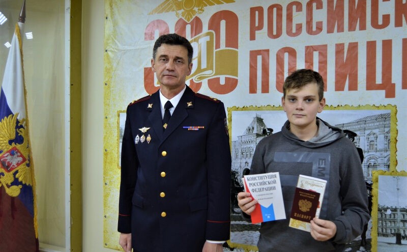 В Твери торжественно вручили школьникам первые паспорта