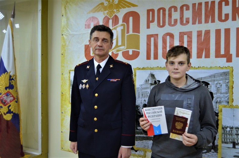 В Твери торжественно вручили школьникам первые паспорта