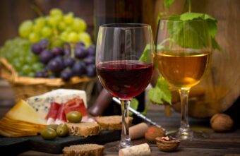 В Роскачестве рассказали, какое вино лучше выбрать на новогодний стол