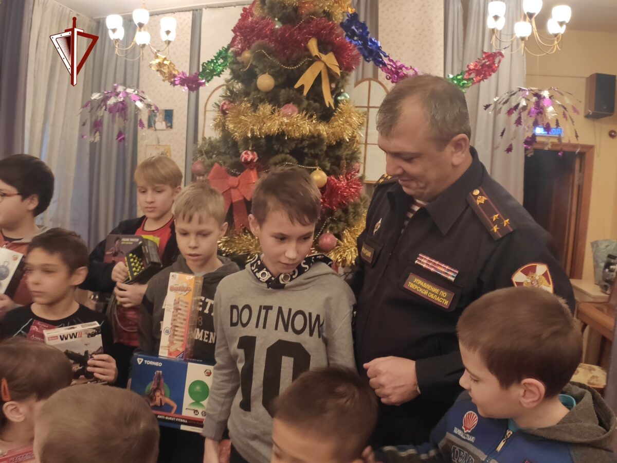 Росгвардейцы поздравили ребят тверского социально-реабилитационного центра с Новым годом