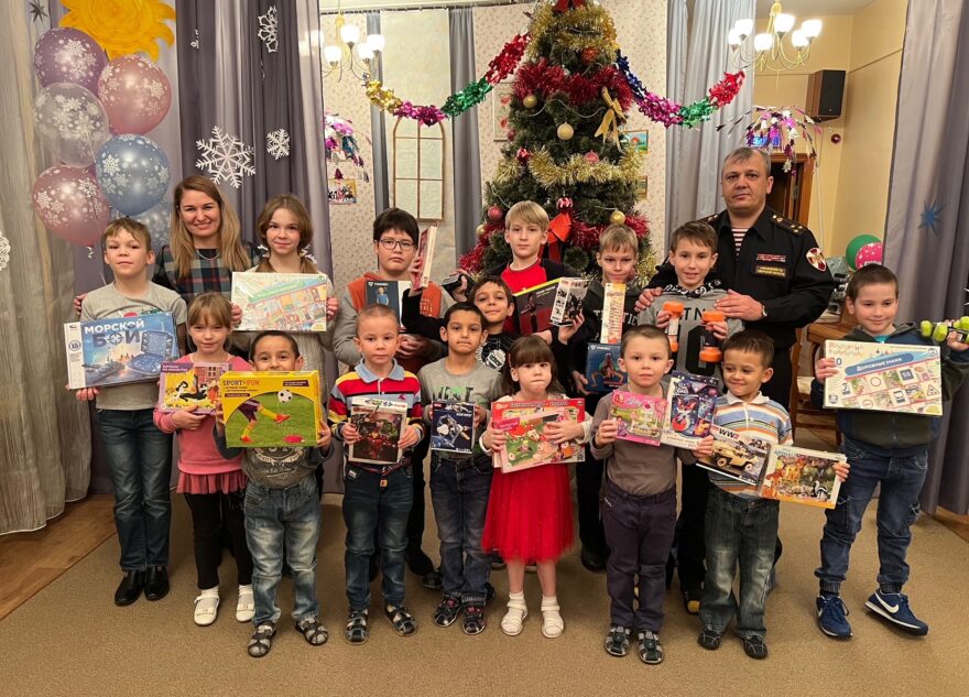Росгвардейцы поздравили ребят тверского социально-реабилитационного центра с Новым годом