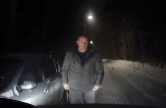 Под Тверью водитель выехал на встречку и обматерил девушку с ребенком Под Тверью водитель выехал на встречку и обматерил девушку с ребенком