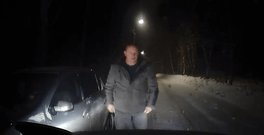 Под Тверью водитель выехал на встречку и обматерил девушку с ребенком