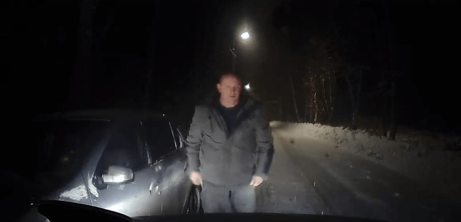 Под Тверью водитель выехал на встречку и обматерил девушку с ребенком