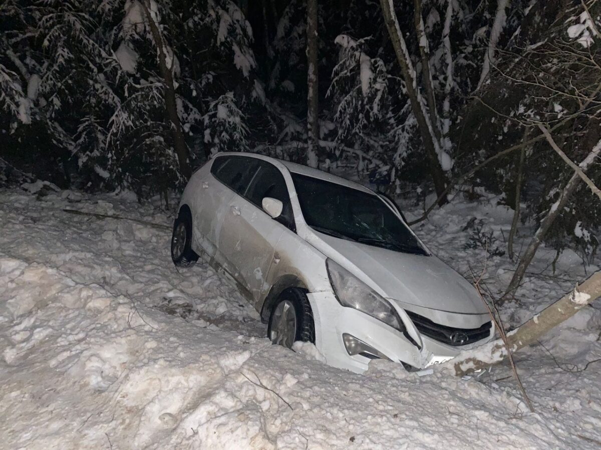 Угнанную в Москве иномарку нашли в кювете под Тверью