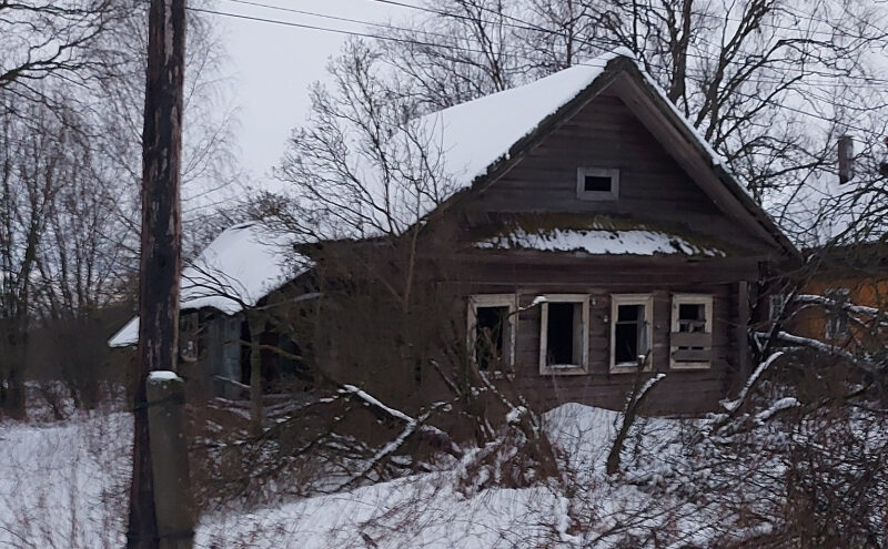 По факту регистрации граждан в заброшенном доме в Тверской области полицейские возбудили уголовное дело