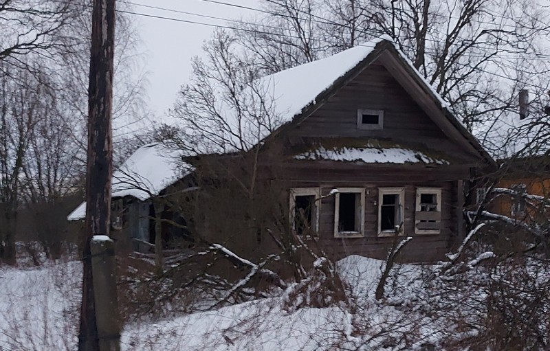 По факту регистрации граждан в заброшенном доме в Тверской области полицейские возбудили уголовное дело