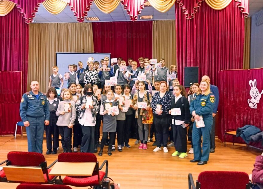 Тверские спасатели провели с детьми из области профилактические беседы и вручили новогодние подарки