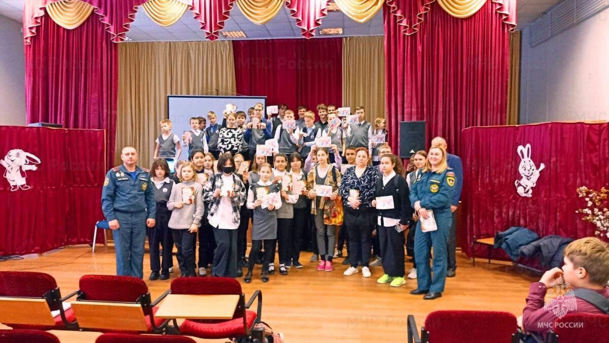 Тверские спасатели провели с детьми из области профилактические беседы и вручили новогодние подарки