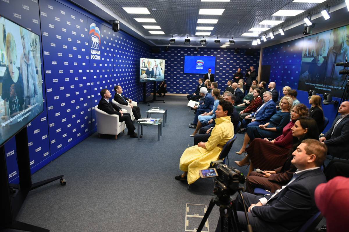 «Единая Россия» в свой День рождения поблагодарила волонтёров и благотворителей, которые участвуют в гуманитарной миссии партии