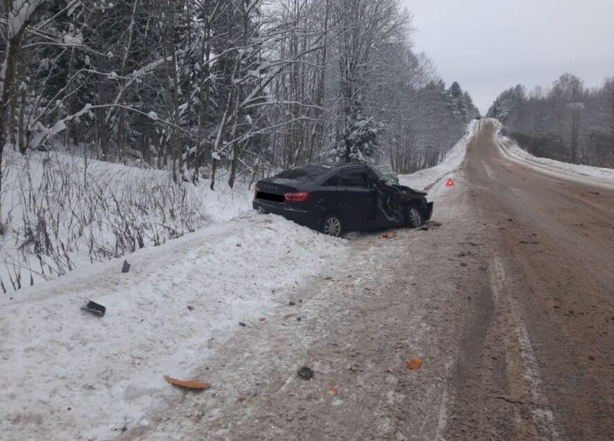 В Тверской области легковушка столкнулась с КамАЗом