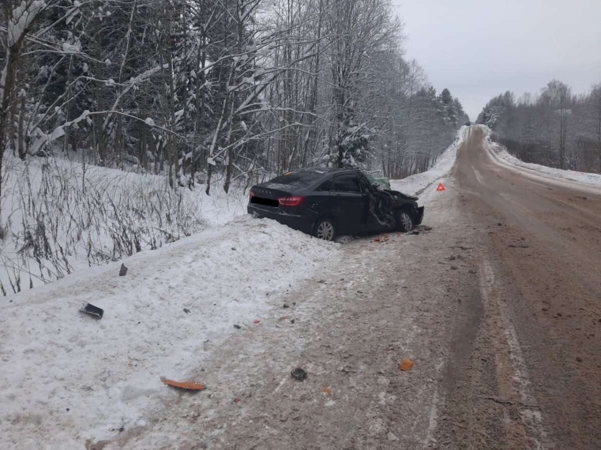 В Тверской области легковушка столкнулась с КамАЗом