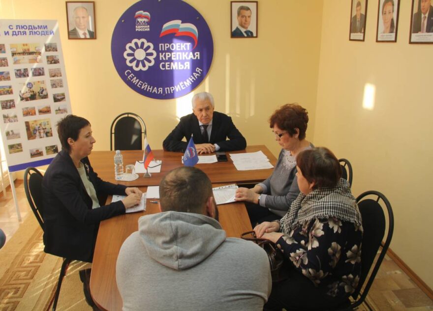 Владимир Васильев в ходе приема граждан оказал помощь семьям участников СВО с оформлением выплат
