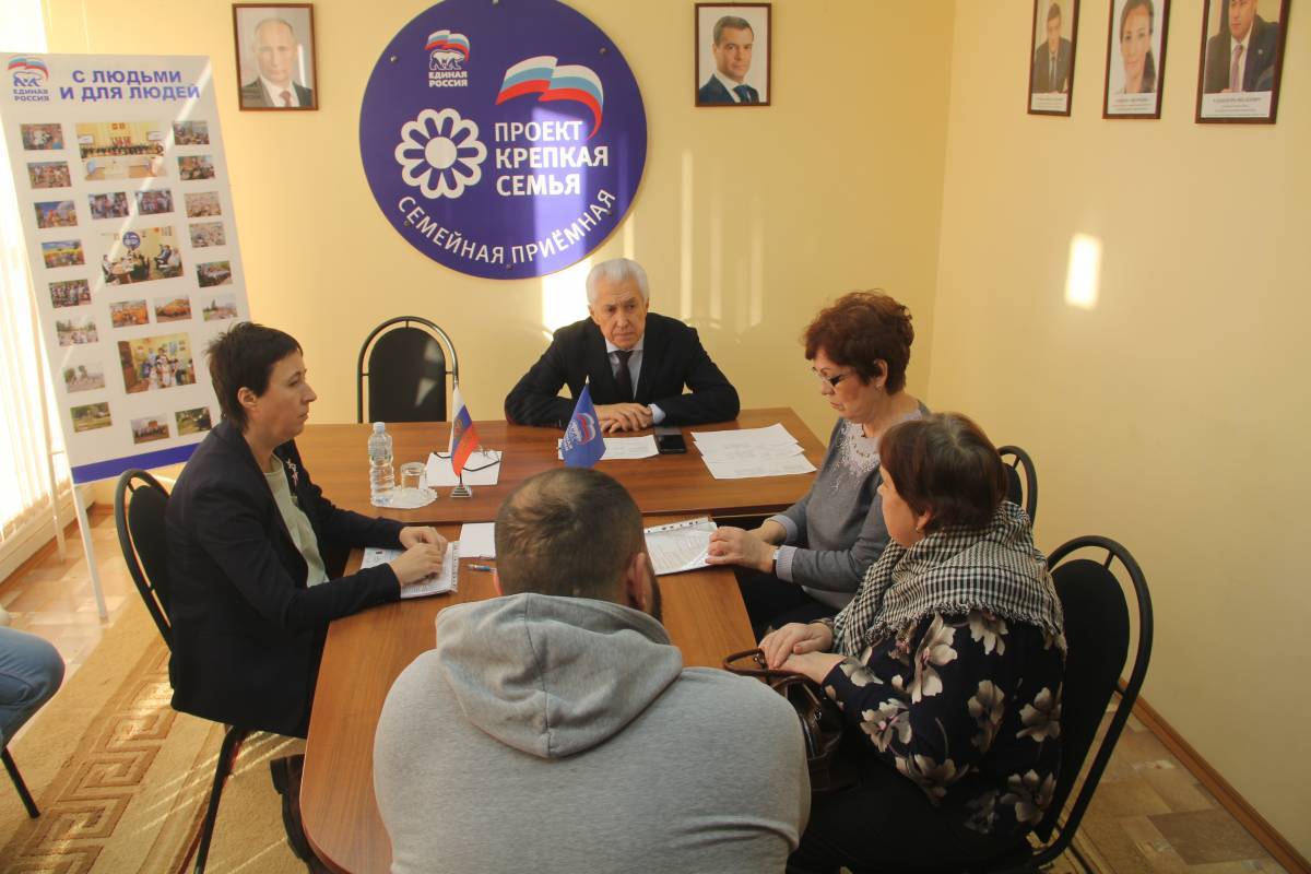 Владимир Васильев в ходе приема граждан оказал помощь семьям участников СВО с оформлением выплат