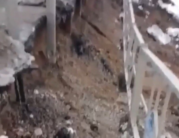 В Зубцове восстанавливают поврежденную часть тротуара возле моста