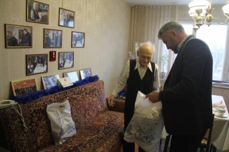 Фронтовики принимают поздравления